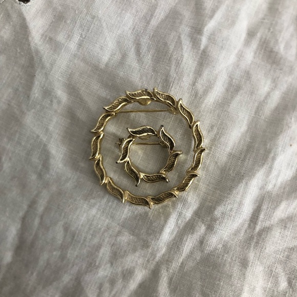 Vtg Gerry’s Leaf Wreath Shaped Brooch Pair - Picture 6 of 14
